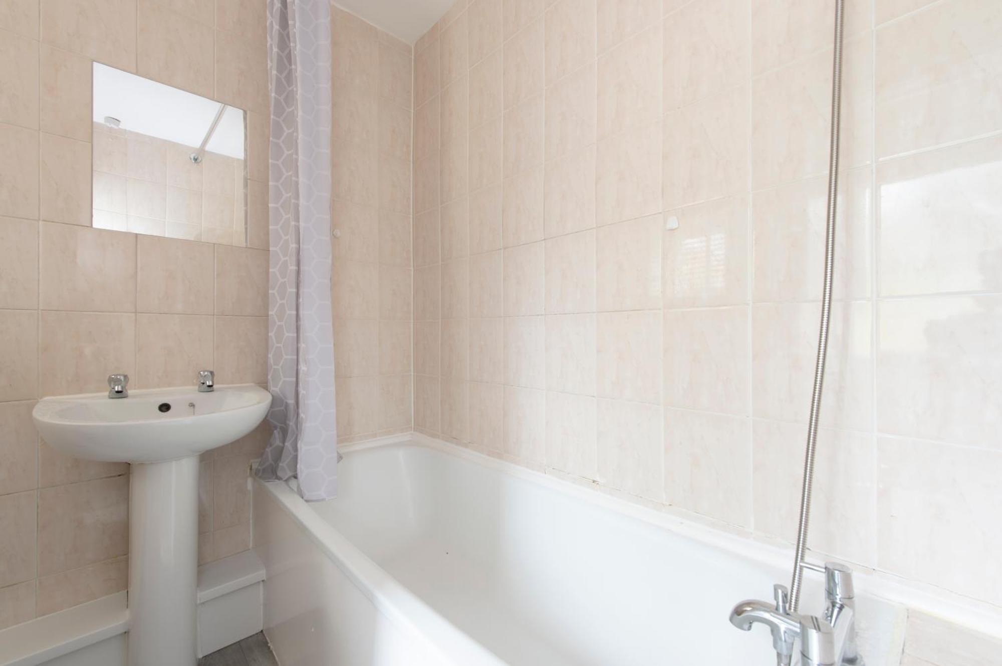 3 Bed House In Rochester 4 Beds Sleeps 7 Wainscot Bagian luar foto